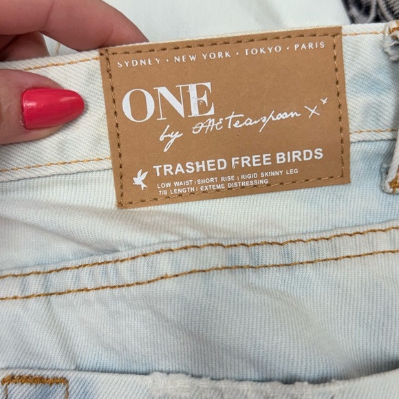 One Teaspoon Trashed Free Birds Skinny Jeans, Size 28 NWT, Light Wash Distressed - Picture 4 of 16